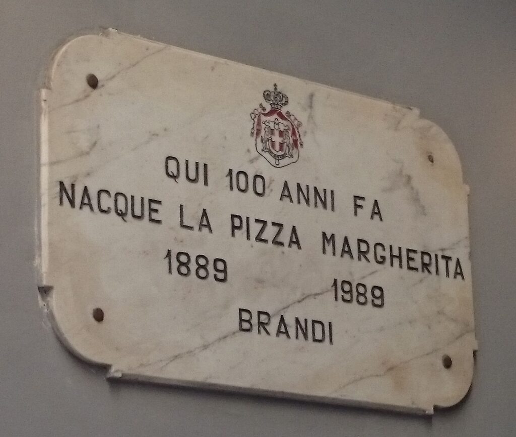 Placa conmemorativa de la pizzeria brandi en Napoles que reconoce la autoria de la pizza margherita desde 1889