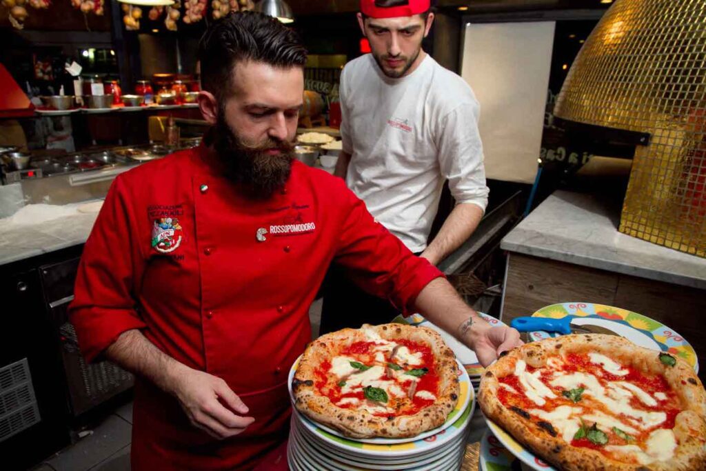 Foto del pizzero napolitano Vincenzo Capuano en una de sus pizzerias